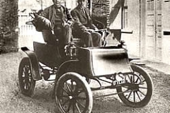 elektroauto-edison_in_studebaker_electric_runabout_1902